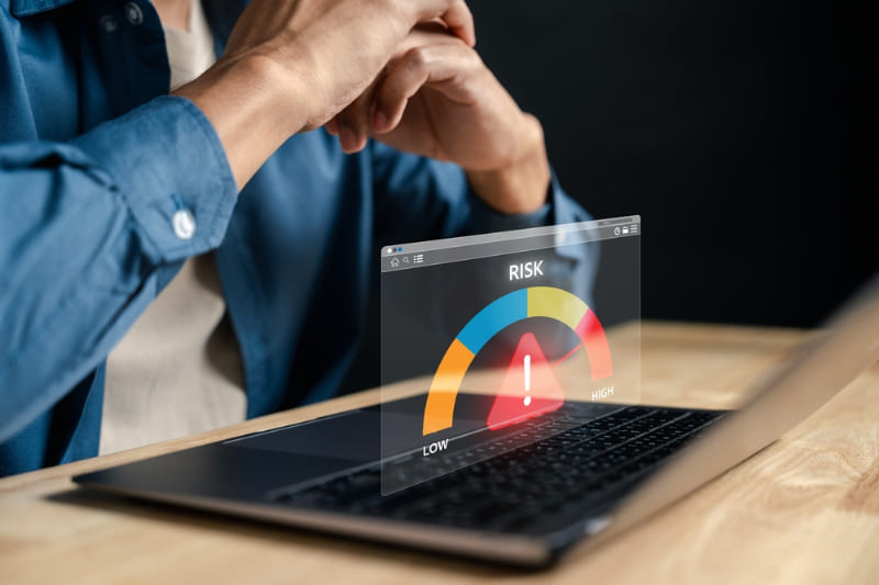 CRMを営業に導入する際のデメリット・注意点